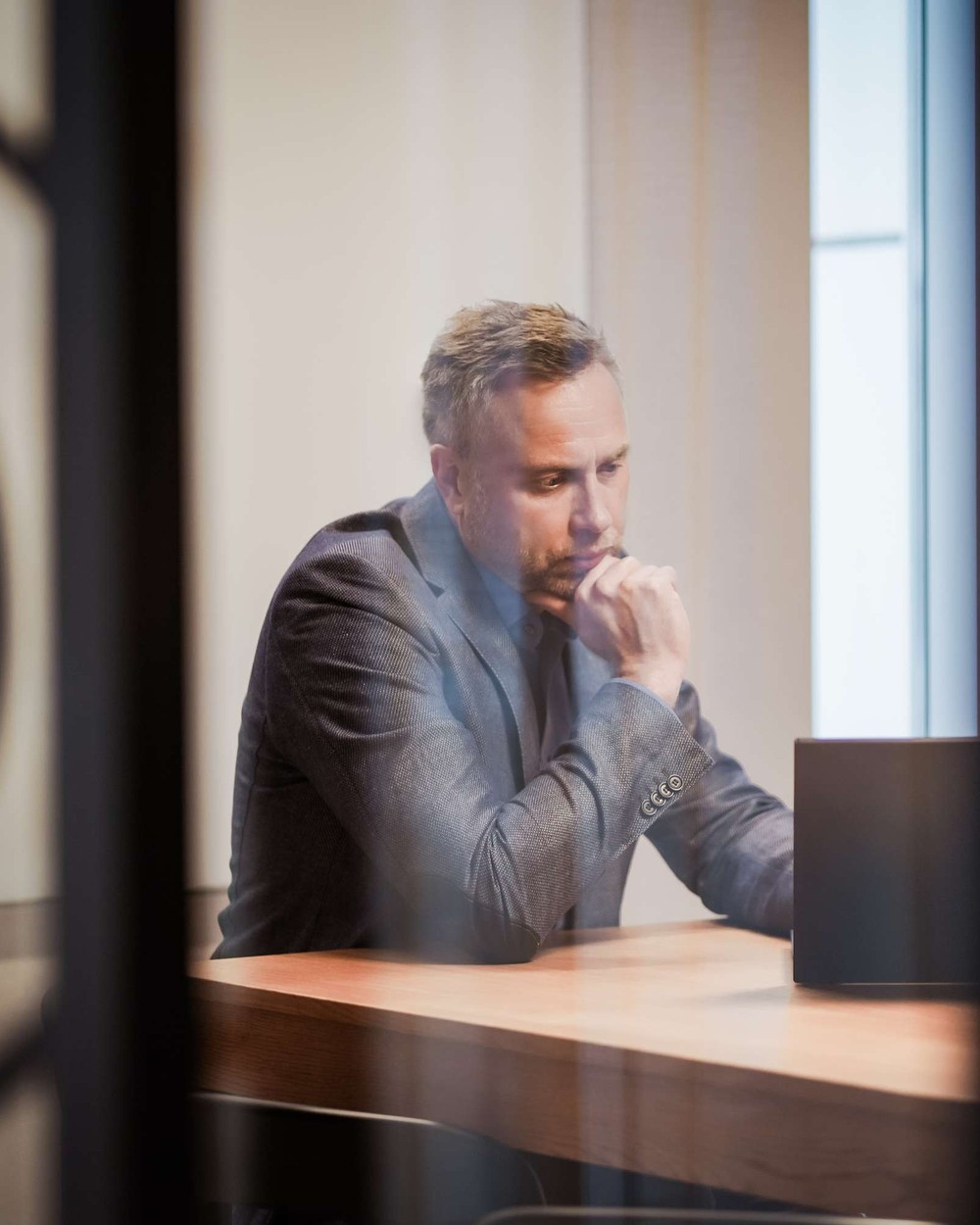 Christian Huck sitzt am Laptop in seinem Büro